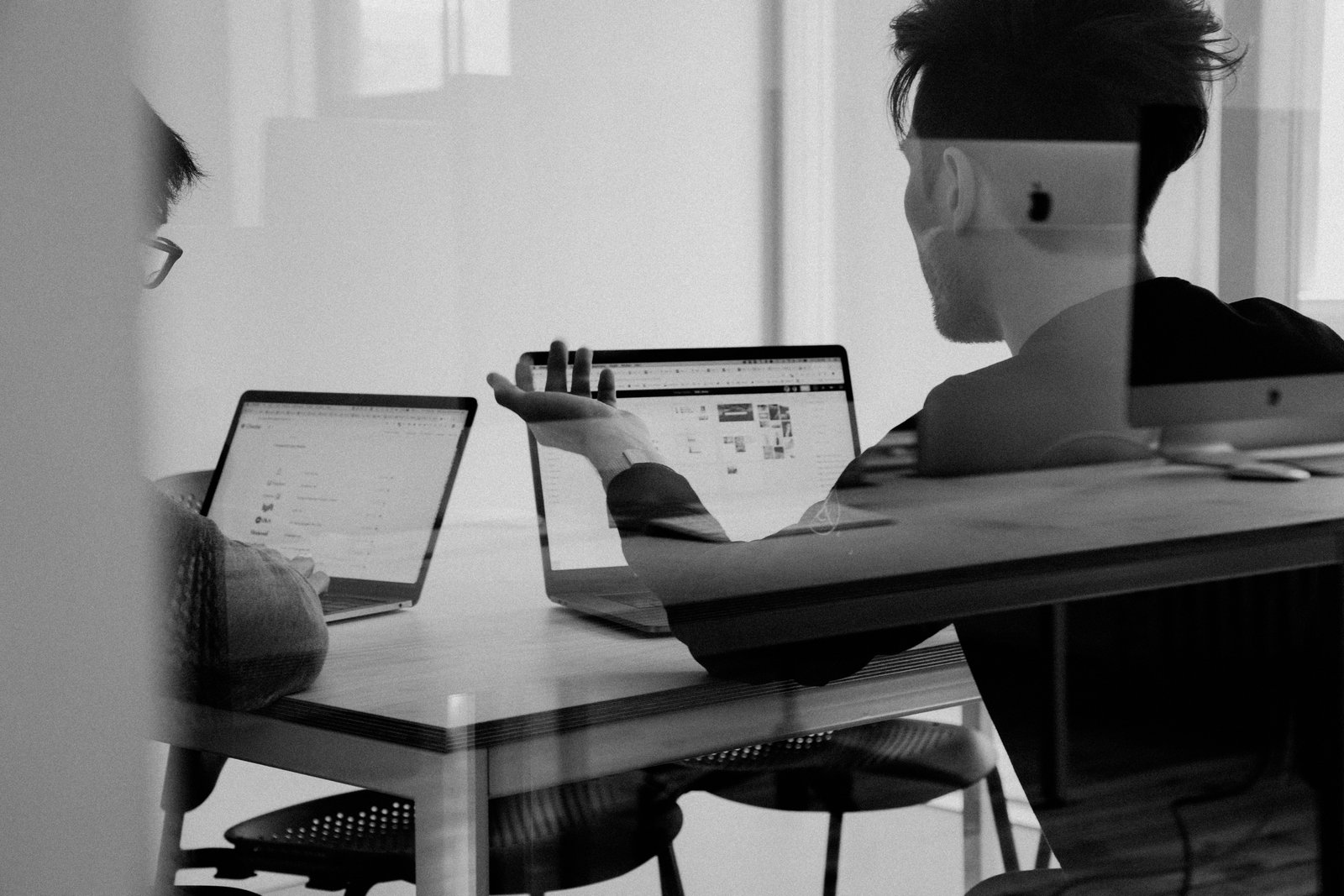 Expert donnant un conseil fiscal à un client dans un environnement professionnel