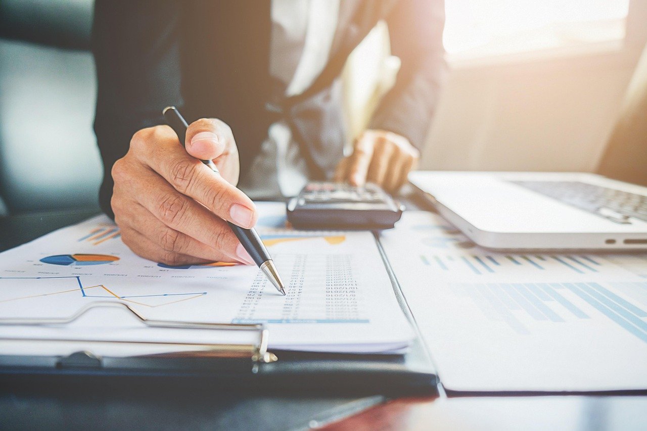 Expert-comptable analysant des documents financiers