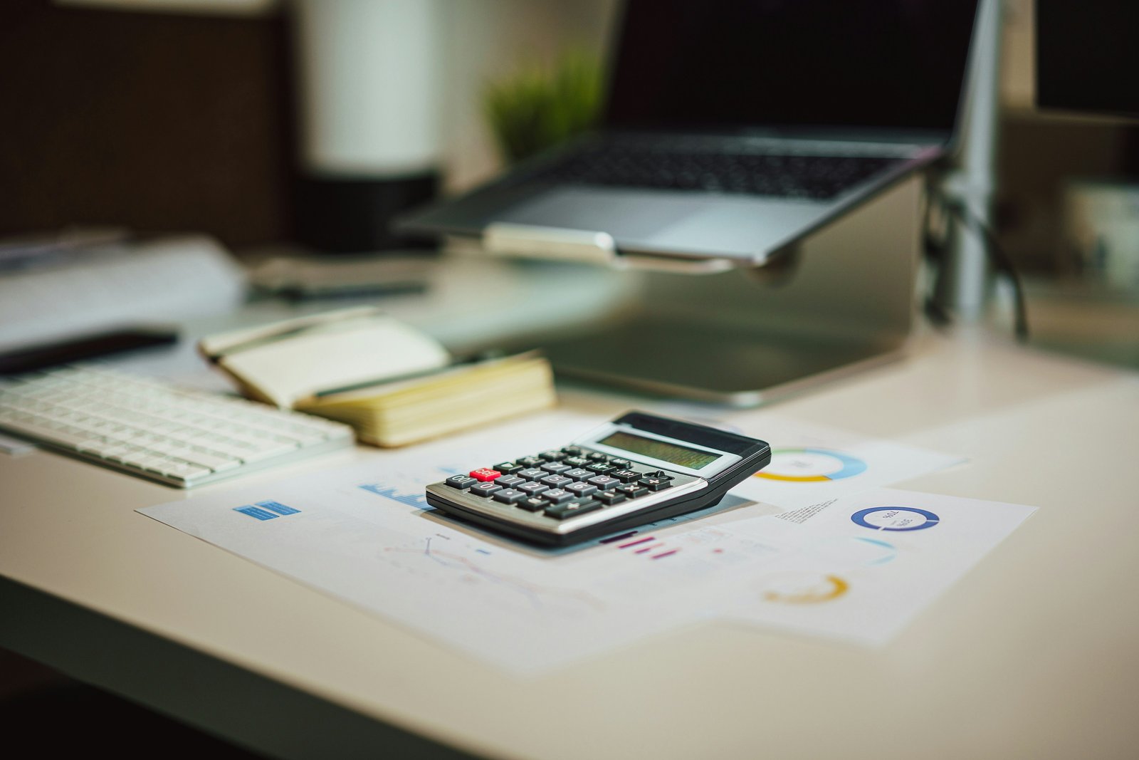 Expert comptable analysant des documents financiers